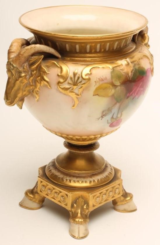 A ROYAL WORCESTER CHINA VASE Image