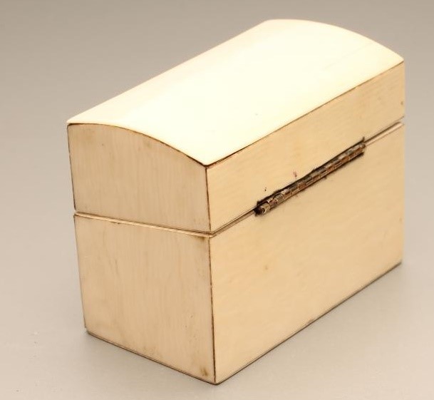 AN IVORY VENEERED SCENT BOTTLE CASKET Image