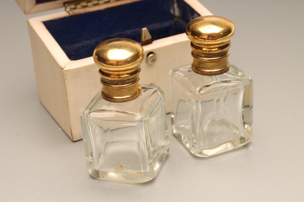 AN IVORY VENEERED SCENT BOTTLE CASKET Image