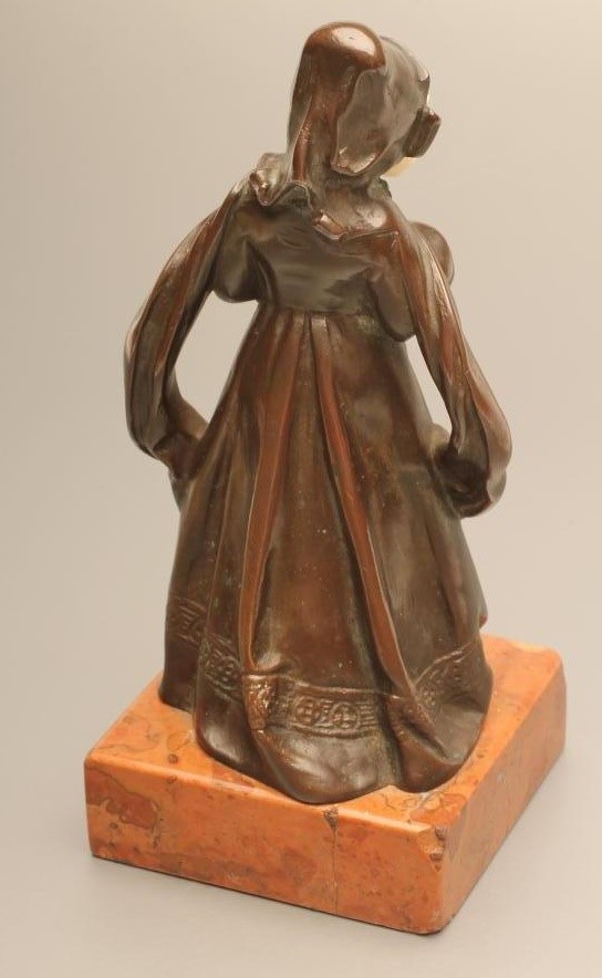 AN ART DECO BRONZE FIGURE Image