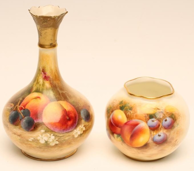 A ROYAL WORCESTER CHINA BUD VASE Image