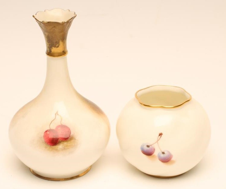 A ROYAL WORCESTER CHINA BUD VASE Image
