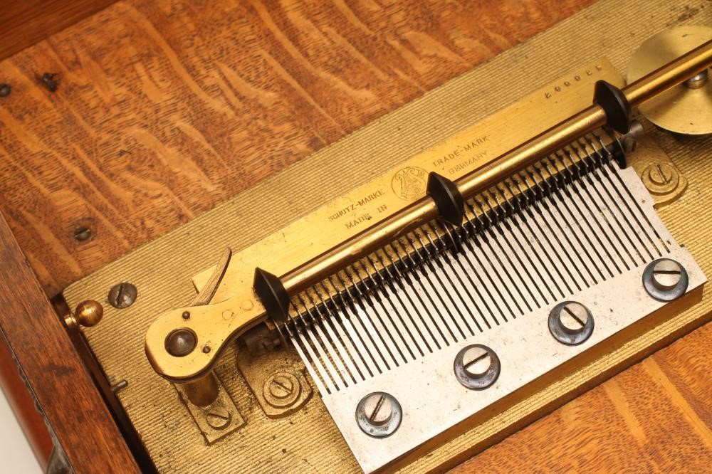 A GERMAN SCHUTZ-MARKE SYMPHONIUM TABLE TOP POLYPHON Image