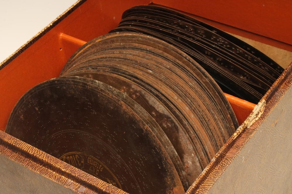 A GERMAN SCHUTZ-MARKE SYMPHONIUM TABLE TOP POLYPHON Image