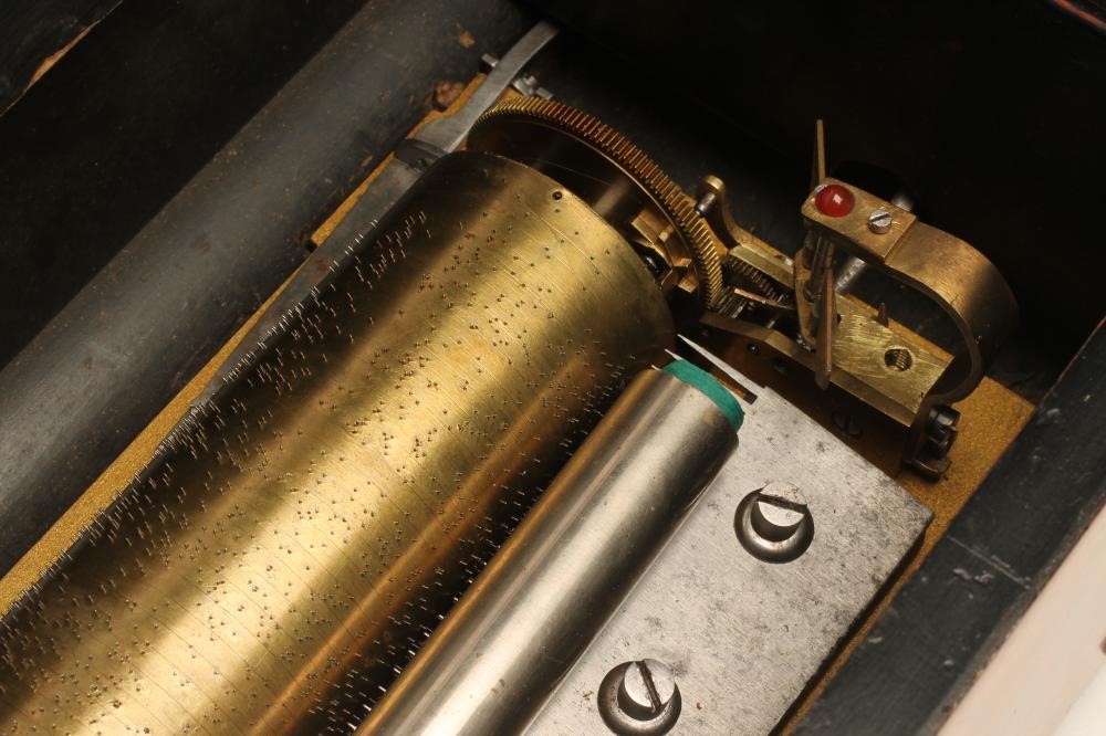 A SWISS "SPIRALDAMPHER EXPRESSIF" MUSICAL BOX stamped 51769 Image