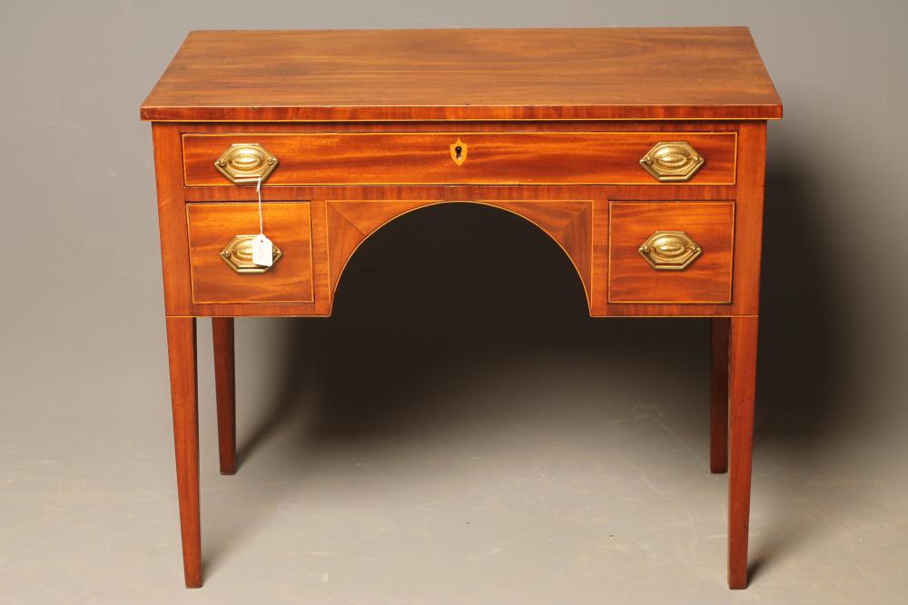 A GEORGIAN MAHOGANY DRESSING TABLE Image