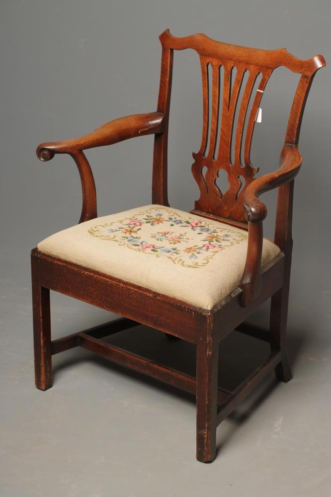A GEORGIAN MAHOGANY ELBOW CHAIR Image