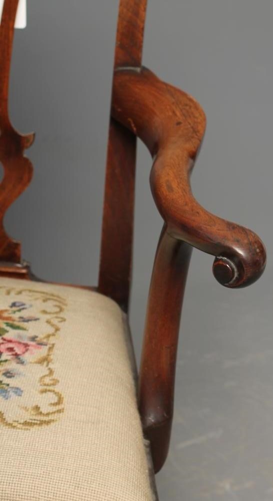 A GEORGIAN MAHOGANY ELBOW CHAIR Image