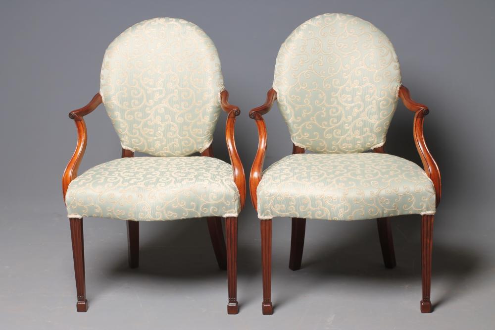 A PAIR OF GEORGIAN STYLE MAHOGANY SIDE CHAIRS Image