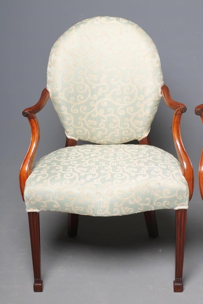 A PAIR OF GEORGIAN STYLE MAHOGANY SIDE CHAIRS Image
