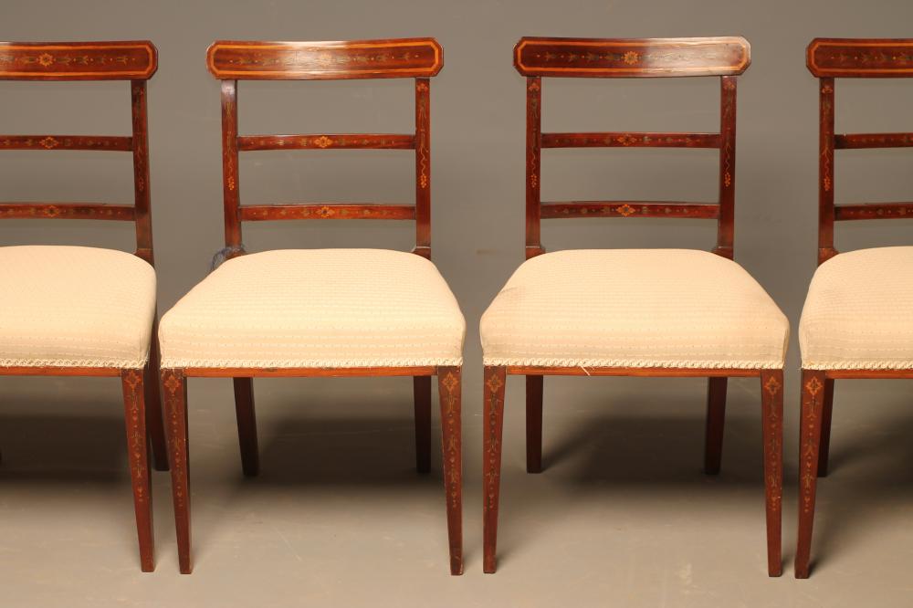 A SET OF FOUR MAHOGANY DINING CHAIRS Image