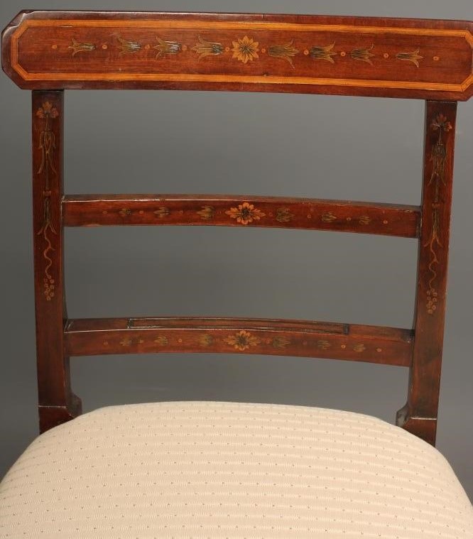 A SET OF FOUR MAHOGANY DINING CHAIRS Image