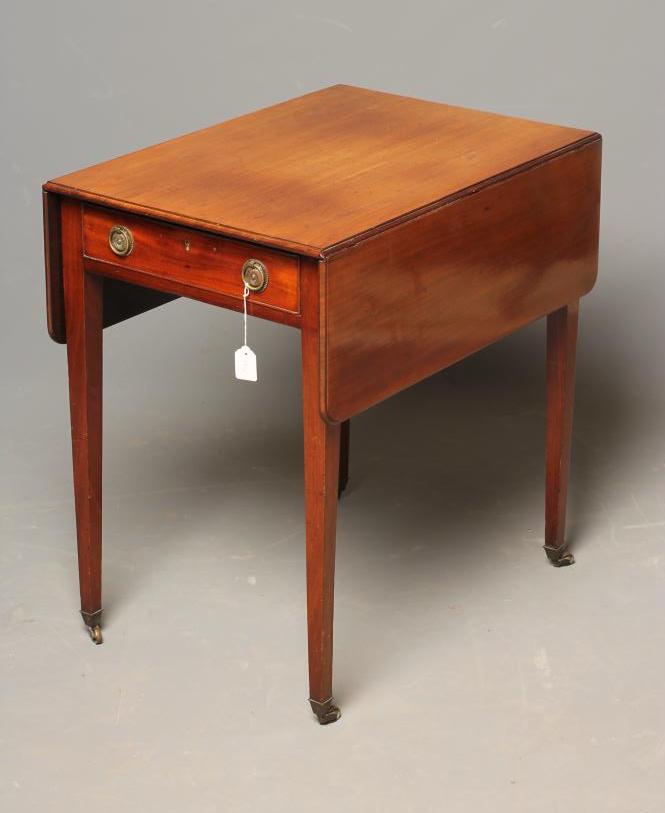 A GEORGIAN MAHOGANY PEMBROKE TABLE Image