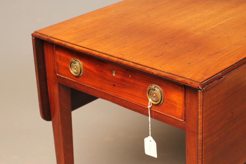 A GEORGIAN MAHOGANY PEMBROKE TABLE Image