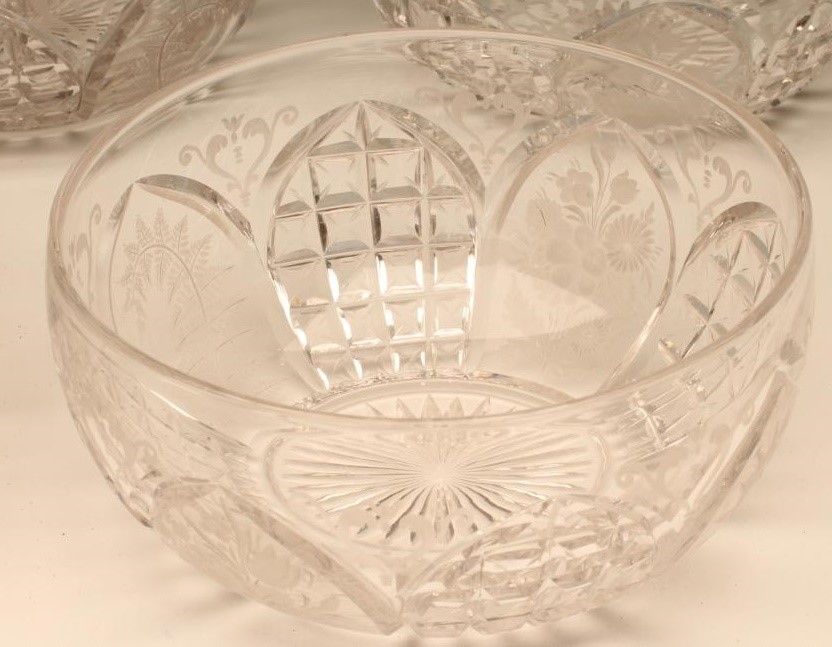 A SET OF FIVE LATE VICTORIAN GLASS FINGER BOWLS with alternating square cut and fern and foliage Image