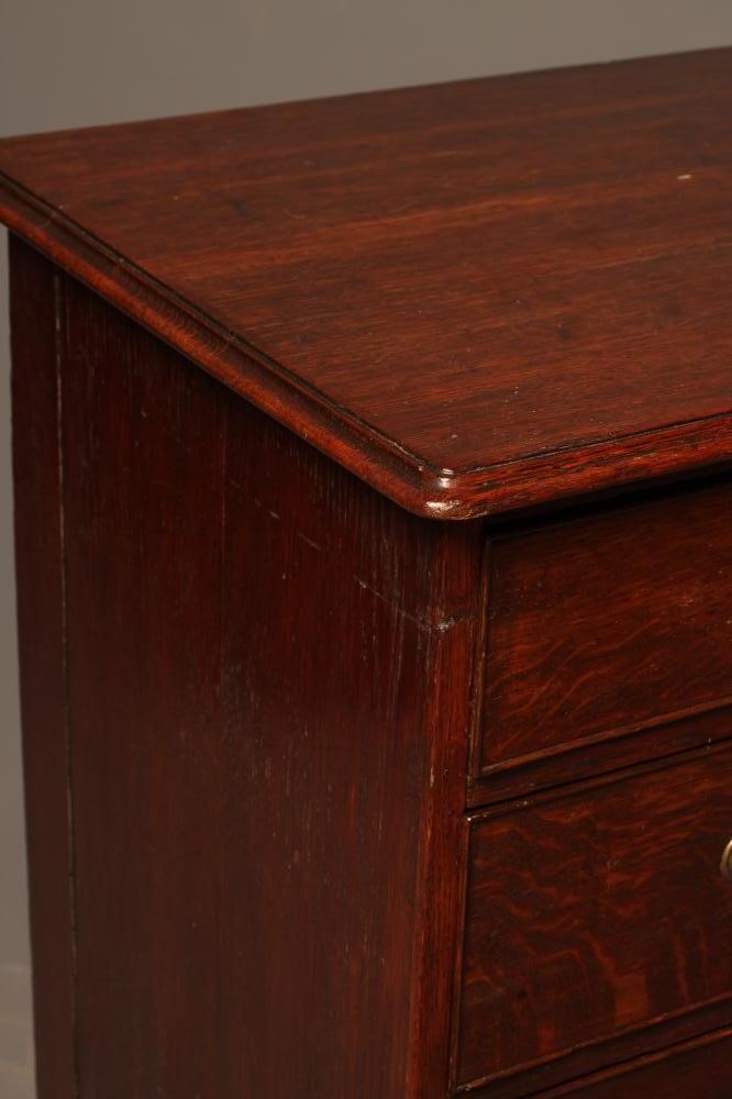 A GEORGIAN OAK CHEST Image