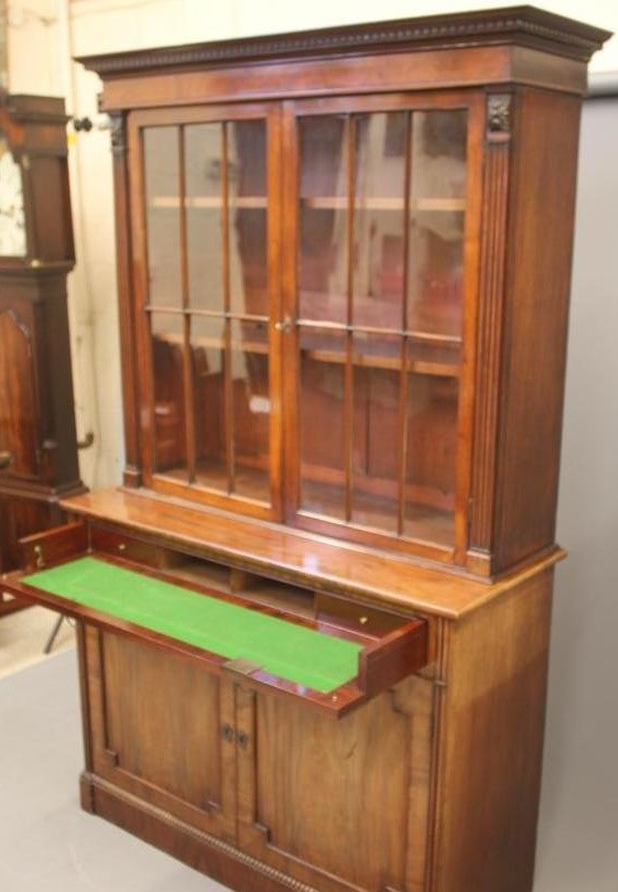 A GEORGIAN MAHOGANY SECRETAIRE BOOKCASE Image