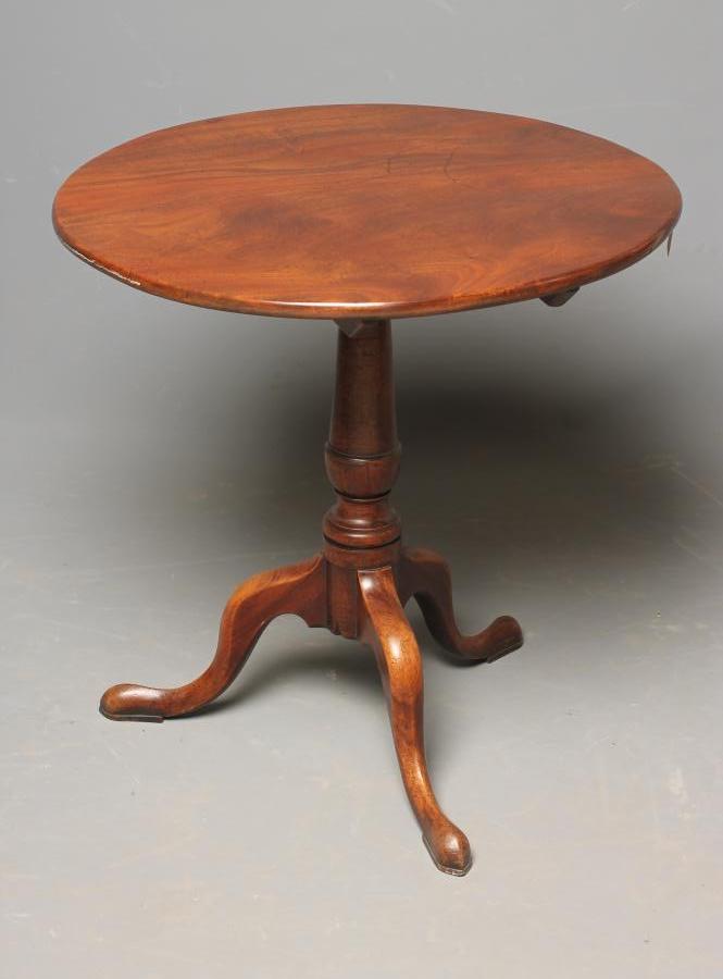 A GEORGIAN MAHOGANY TRIPOD TABLE Image