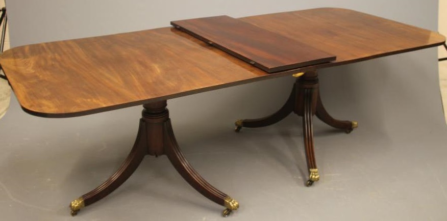 A MAHOGANY TWIN PILLAR EXTENDING DINING TABLE of Georgian design Image