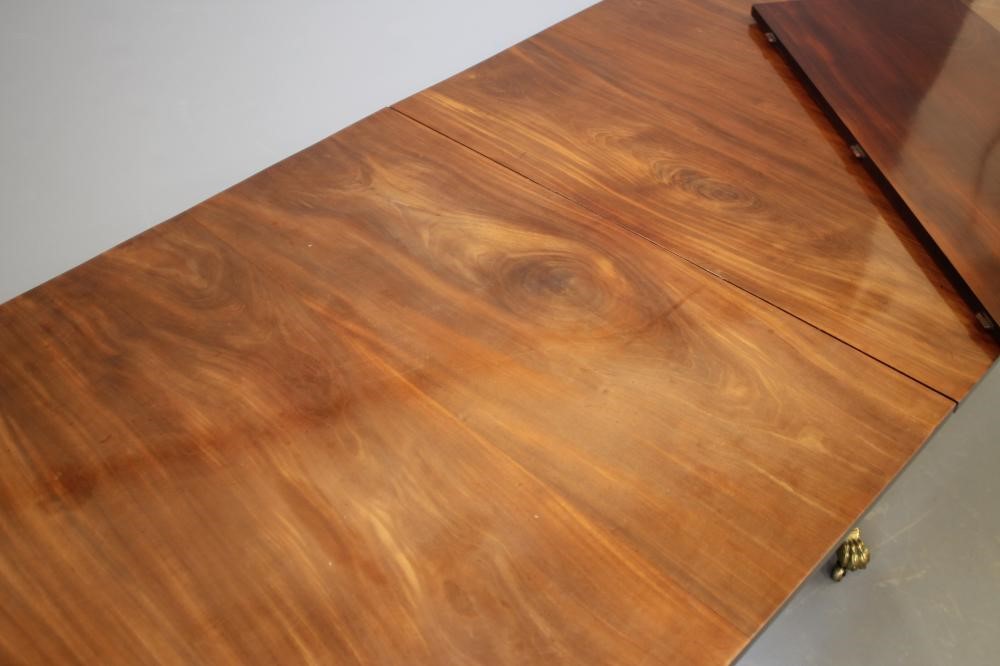 A MAHOGANY TWIN PILLAR EXTENDING DINING TABLE of Georgian design Image