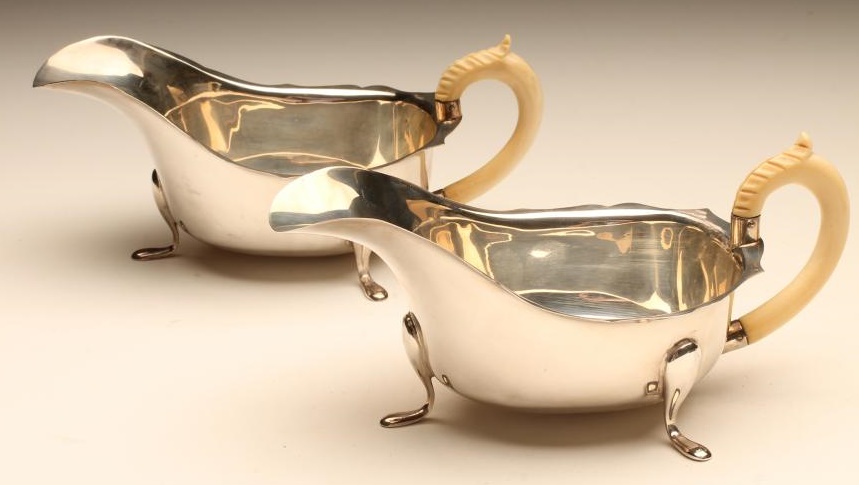 A PAIR OF ART DECO SILVER SAUCEBOATS Image