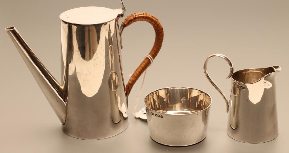 A SILVER CAFE-AU-LAIT SOLITAIRE Image