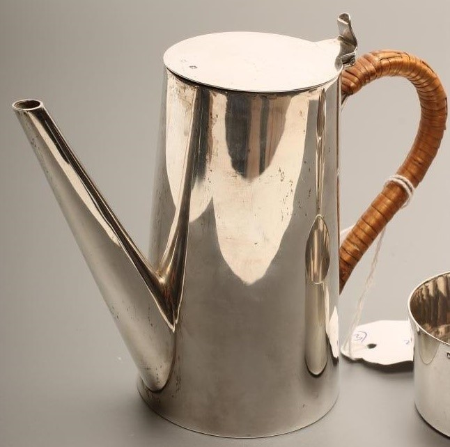 A SILVER CAFE-AU-LAIT SOLITAIRE Image