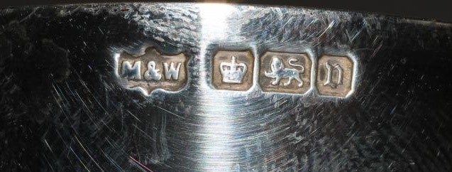 A SILVER CAFE-AU-LAIT SOLITAIRE Image