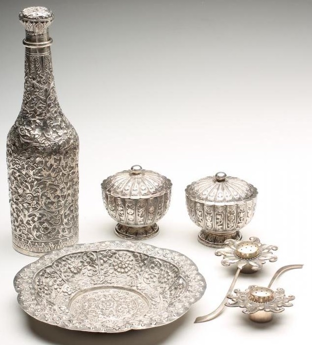 A PAIR OF INDONESIAN SILVER NOVELTY PEPPERETTES Image