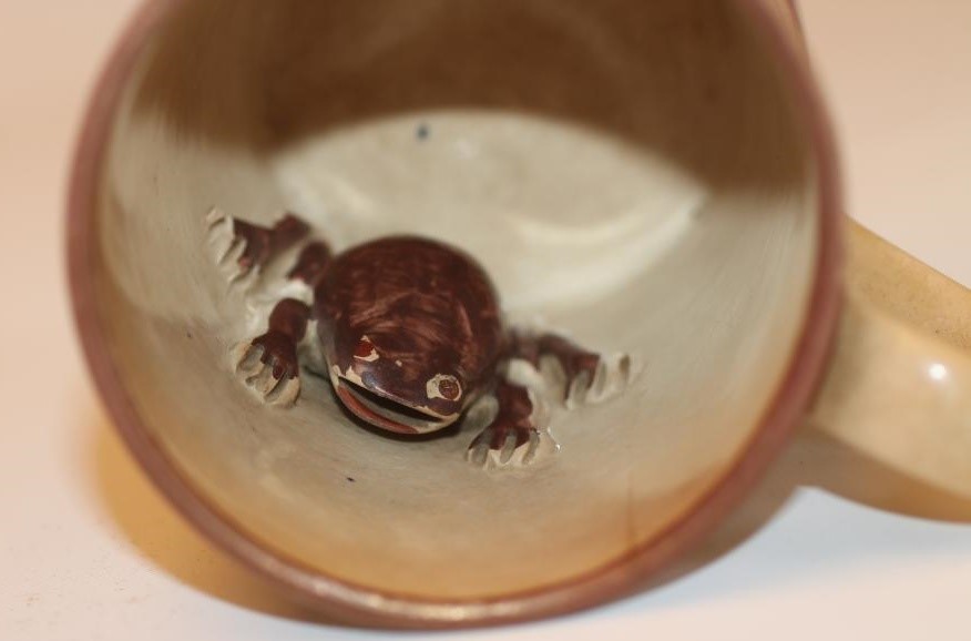 AN EARLY VICTORIAN SUNDERLAND LUSTRE POTTERY FROG MUG of cylindrical form Image