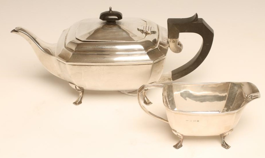 AN ART DECO SILVER TEAPOT AND MILK JUG Image