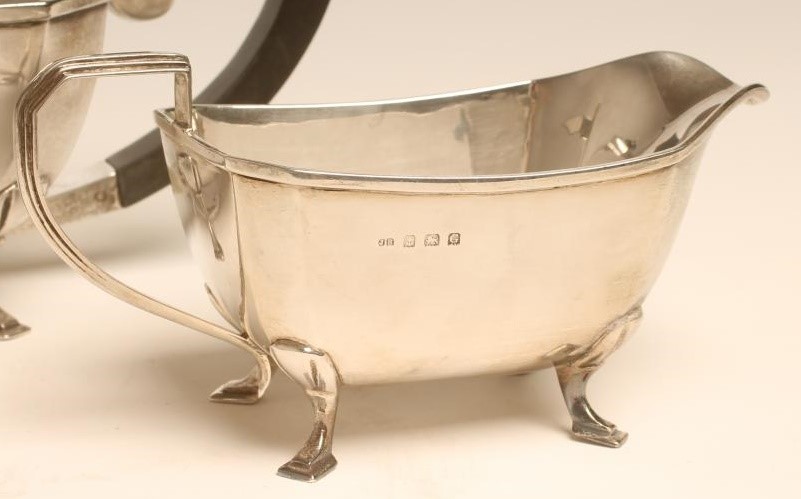 AN ART DECO SILVER TEAPOT AND MILK JUG Image