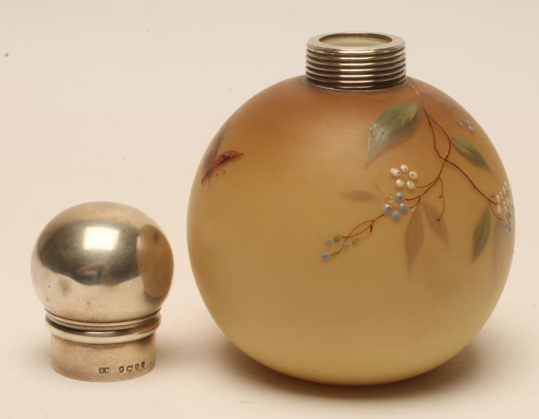 A VICTORIAN SATIN GLASS SCENT BOTTLE Image