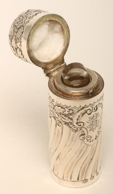 A LATE VICTORIAN SILVER SCENT BOTTLE Image