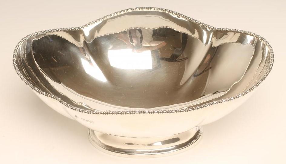 AN EDWARDIAN SILVER BOWL Image