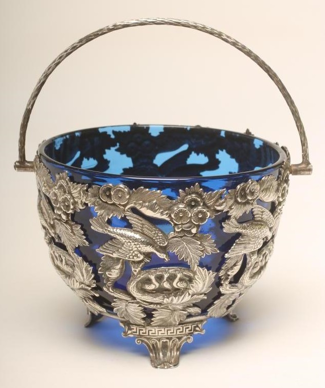 A WHITE METAL BASKET Image