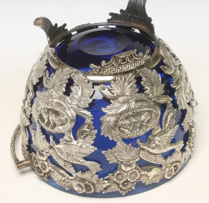 A WHITE METAL BASKET Image