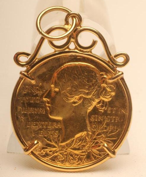 A VICTORIA DIAMOND JUBILEE DOUBLE SIDED GOLD MEDALLION Image