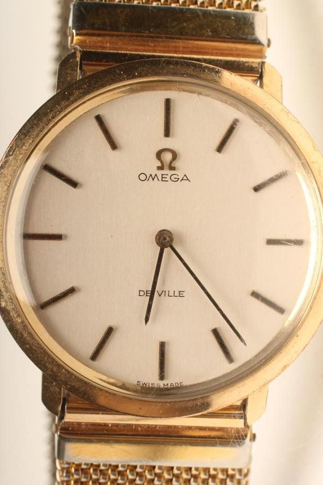 A GENTLEMAN'S 9CT GOLD OMEGA DE VILLE WRISTWATCH Image