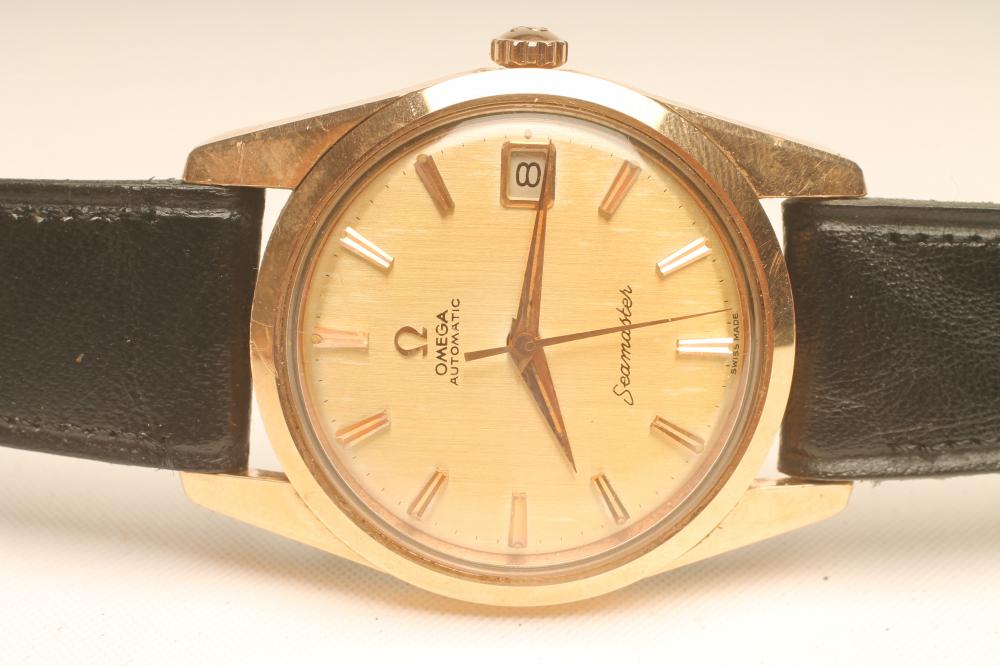 A GENTLEMAN'S OMEGA AUTOMATIC SEAMASTER WRISTWATCH Image