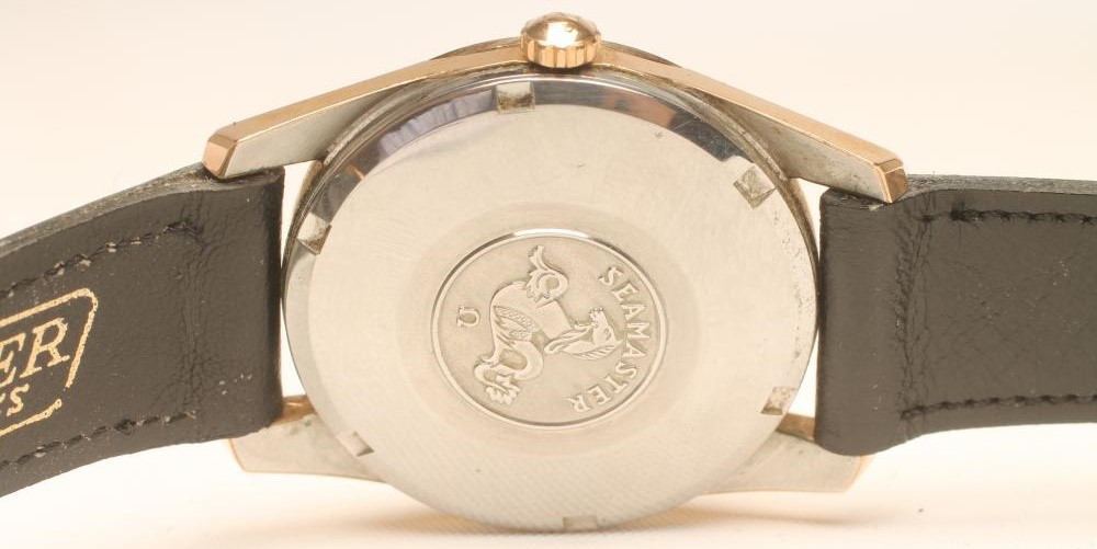 A GENTLEMAN'S OMEGA AUTOMATIC SEAMASTER WRISTWATCH Image