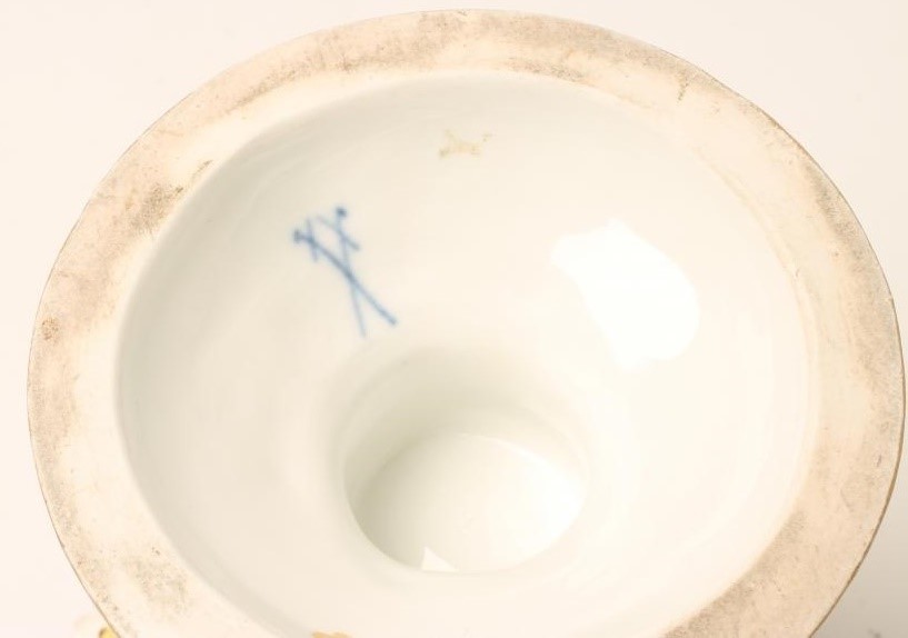 A MEISSEN PORCELAIN FIGURAL POT POURRI AND COVER Image