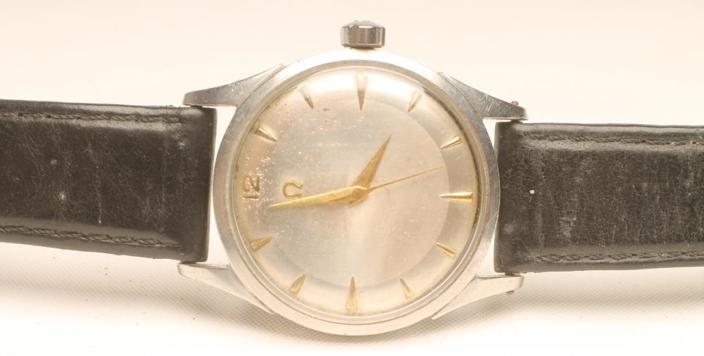 A GENTLEMAN'S STAINLESS STEEL OMEGA WRISTWATCH Image