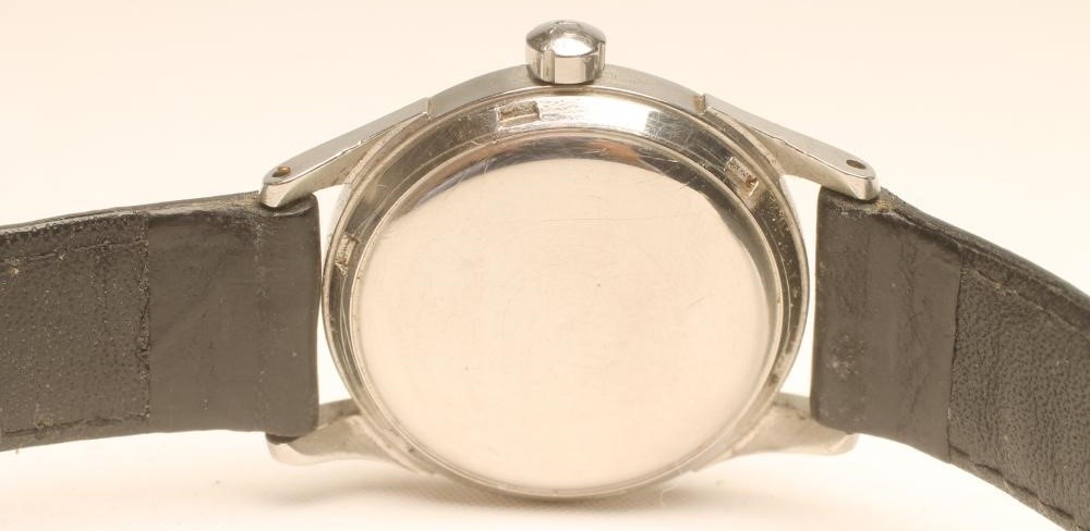 A GENTLEMAN'S STAINLESS STEEL OMEGA WRISTWATCH Image
