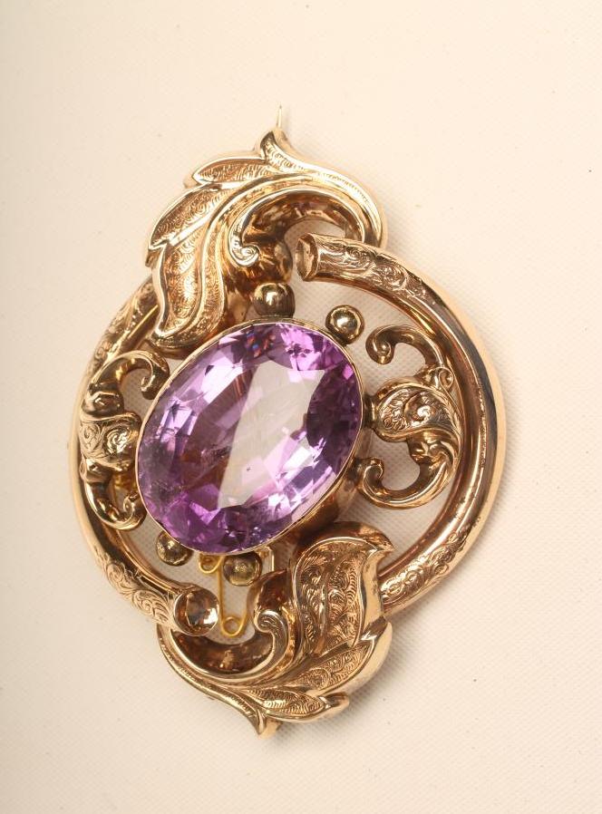 A LARGE VICTORIAN BROOCH Image
