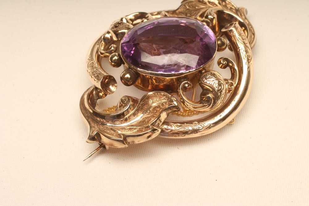 A LARGE VICTORIAN BROOCH Image