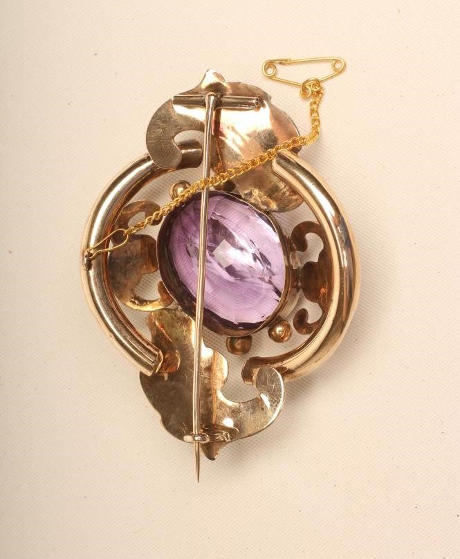 A LARGE VICTORIAN BROOCH Image