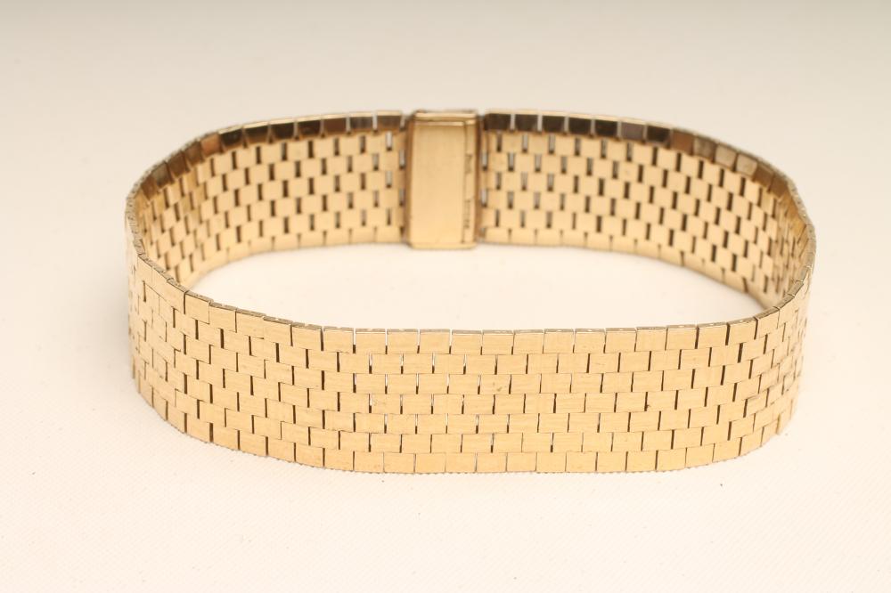 A 9CT GOLD BRICK LINK BRACELET Image