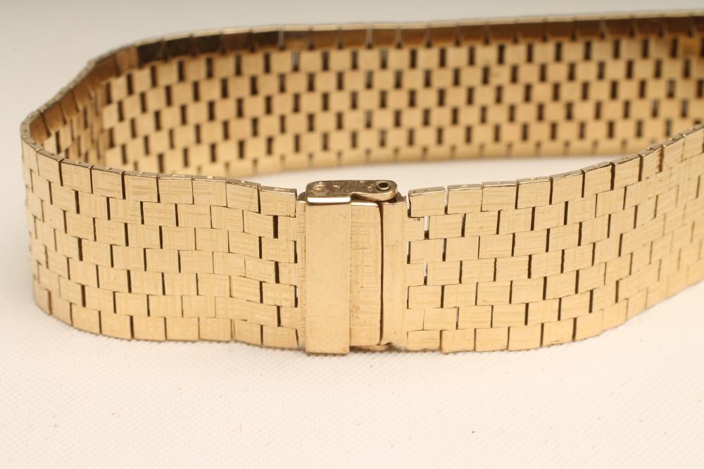 A 9CT GOLD BRICK LINK BRACELET Image