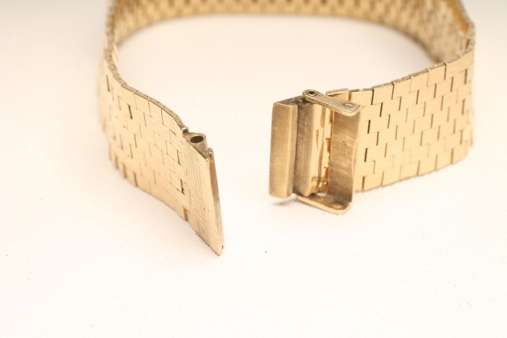 A 9CT GOLD BRICK LINK BRACELET Image
